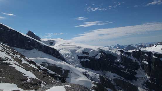 Looking back we could see the icefalls coming down from Lyell 4