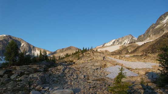 Descending/traversing the broad bench from upper Welsh Lake to Aberystwyth Lake