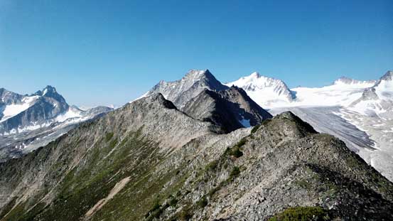 Hiking along the connecting ridge to Harlech Peak