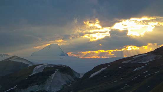 Cresting the col, I got treated with some great lightings!