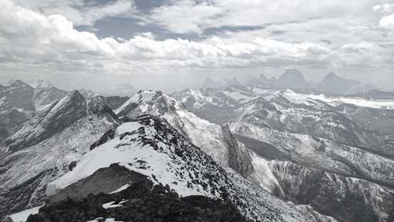Looking ahead to the ridge traverse. Ramparts behind