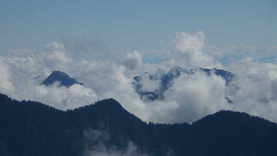 Some mysterious peaks showed up behind the low clouds