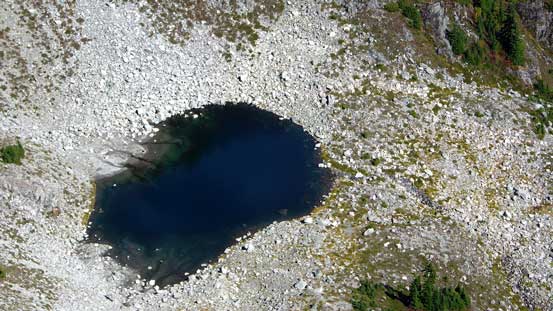 This is that small tarn just north of Thomas/East Lion col