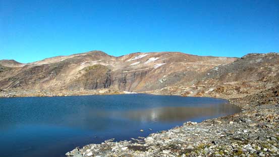 That beautiful unnamed tarn would be perfect to spend a night...
