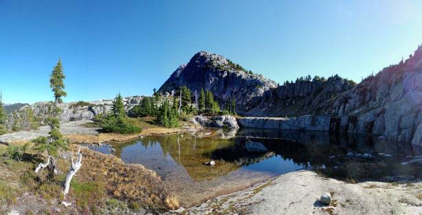 Another view of this tarn. Click to view large size.