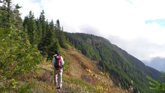 Hiking along Elk-Thurston trail