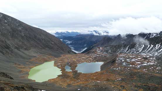 It's interesting that these two lakes have very different colours. 