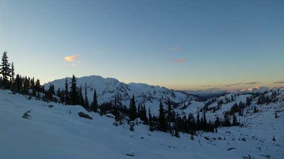 Morning colours over the southern horizon. Gin Peak on left