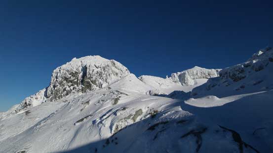 Aiming towards that rocky tower. There's where I should gain the glacier