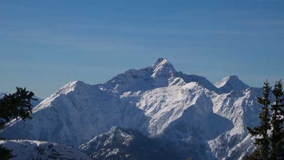 Silvertip Mountain is a giant with near 2000 m relief from all sides. It's the 34th most prominent in entire BC. If the Skagit Road is good I'd like to try it next year...