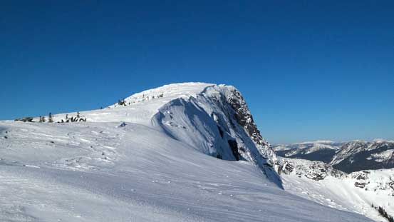 Following the very broad SE Ridge up