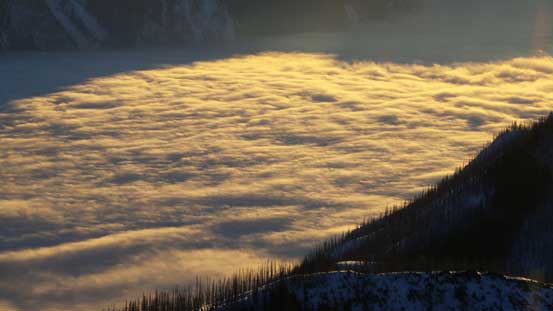 For some reasons we felt those clouds resemble some sort of icefields... 