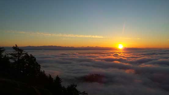 More about the sunrise. Note the sunbeam lighting up the clouds