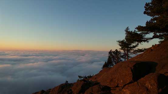 The ocean of fog and the summit lookout