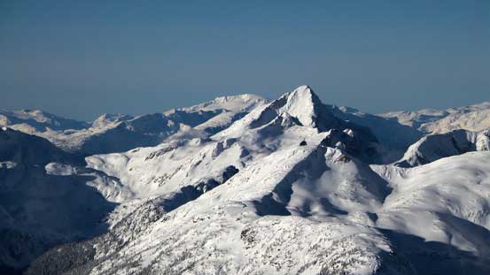 Behind Sexifrage Peak is the dome-shaped Ipsoot Mountain. 