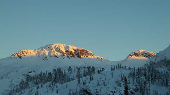 Alpenglow on Anemone Peak and Tabletop Mountain