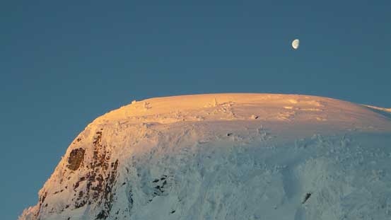 Alpenglow and moon set on Famine Mountain