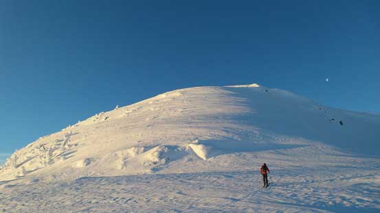 Skinning up the broad NE Ridge