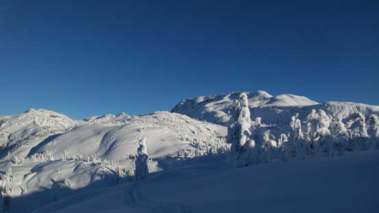 The ridge from Tarn/Shields pass to Long Lake is undulating