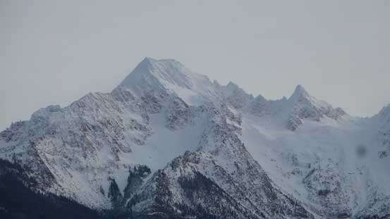 South Twin with the pointy Skookum Peak on its right shoulder. This shape reminds me Mt. Sir Douglas in the Rockies.