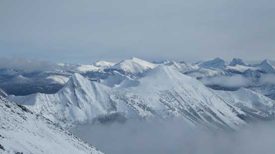 Looking over Mt. Winthrop (fg) towards the distant peaks in eastern Cascades (Many Tralis, Ptarmigan, Lago, Carru, etc.)