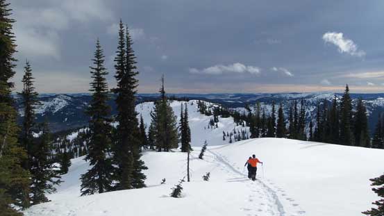 Plodding across the plateau towards the highest point