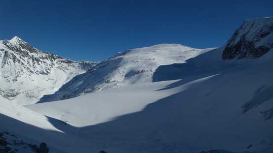 Looking ahead to the plod across Wedgemount Glacier. Weart/Wedge col on upper right
