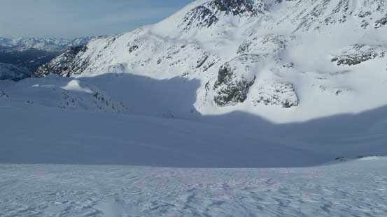 Here the glacier drops steeply.