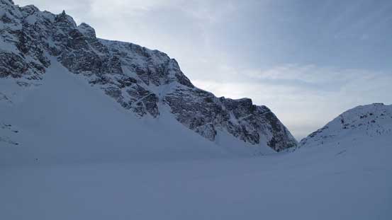 Onto Wedgemount Lake now. The N. Face of Rethel Mountain is that wall