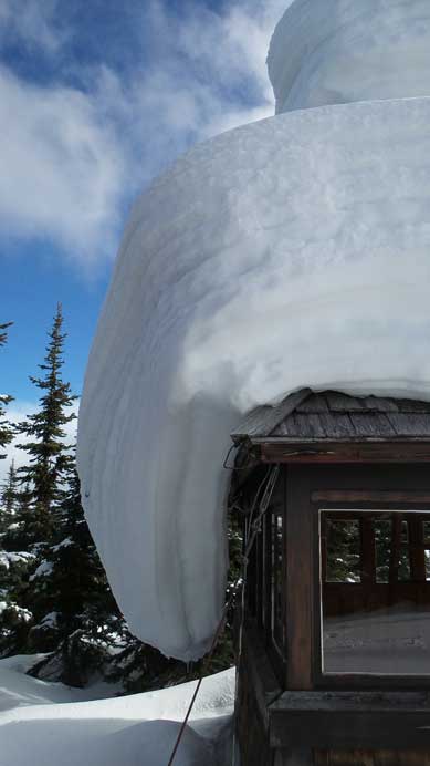 A gigantic cornice on the roof