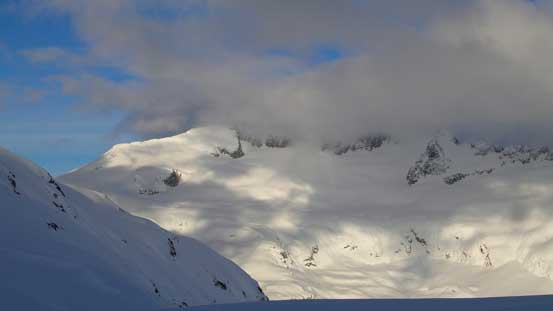 Still some clouds engulfing Parapet and Isosceles Peaks
