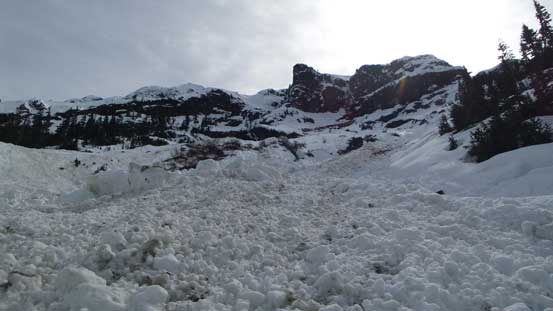 Ascending on the debris to avoid post-holing in isothermal snow
