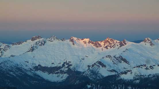 Alpenglow on other (unofficially named) peaks south of South Twin