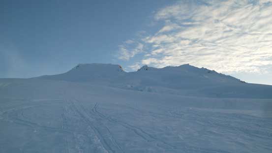 The upper reach of Easton Glacier. Very, very foreshortening. 