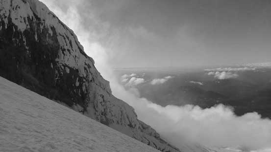 Finally a bit sheltered by the wind, thank to that wall 