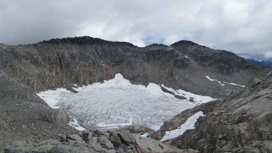 Ahead is that pocket glacier, and I had to lose height down to its outflow... 