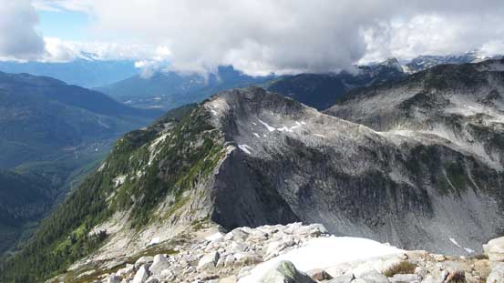 The connecting ridge towards Pinecone Peak. The bottom part looks a bit interesting.. 