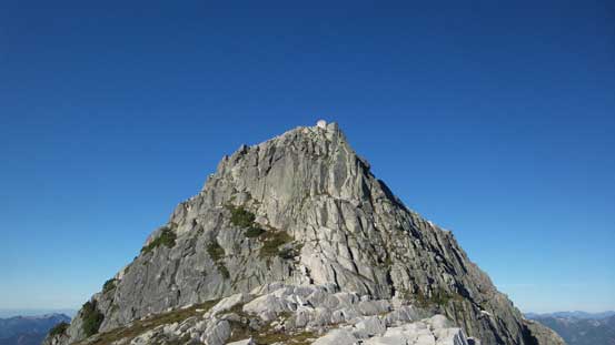 The summit block. I traversed partway across the vegetated ledge before picking a direct line