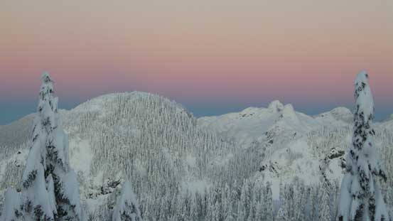 The rounded Unnecessary Mountain with the iconic Lions behind