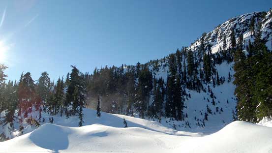 This is the basin/bench that I'd have to traverse southwards. 