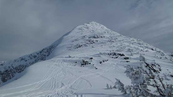 Arriving at the flatter bench midway up, looking ahead