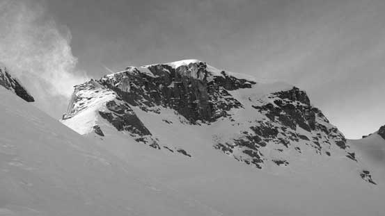 Exiting the bowl now, the summit is finally ahead.